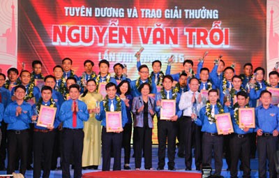 26 outstanding workers receive 2015 Nguyen Van Troi awards - ảnh 1